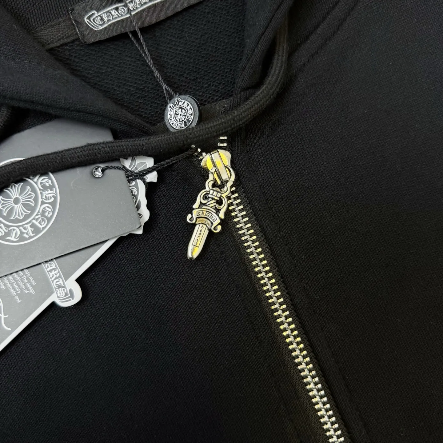 P320 Chrome Hearts large label embroidered hooded jacket ChromeHearts counter, made of 430g double-strand double yarn pure cotton terry fabric, original custom hardware zipper, details restored in place, very textured on the handle, three-dimensional and atmospheric, versatile and easy to wear in autumn, simple and elegant, using os version The upper body effect is very good, suitable for all body types, soft and comfortable, CH Sanskrit embroidered letters on the front ➕ Horseshoe Sanskrit large leather label on the back The small mark on the hem is the finishing touch. It is machine washable. It will not fade or deform. It has complete accessories. Original mold opening. Perfect restoration. ZP 2:1. Same style for men and women. Versatile and not picky. Size: s m l xl. Color: black